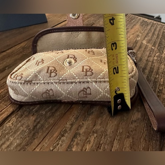 Dooney and Bourke wristlet - Picture 8 of 8